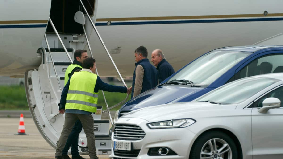 El Rey emérito Juan Carlos I llega a un avión privado en el aeropuerto vitoriano de Foronda, en Vitoria