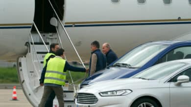 Don Juan Carlos abandona Vitoria tras su paso por una clínica privada