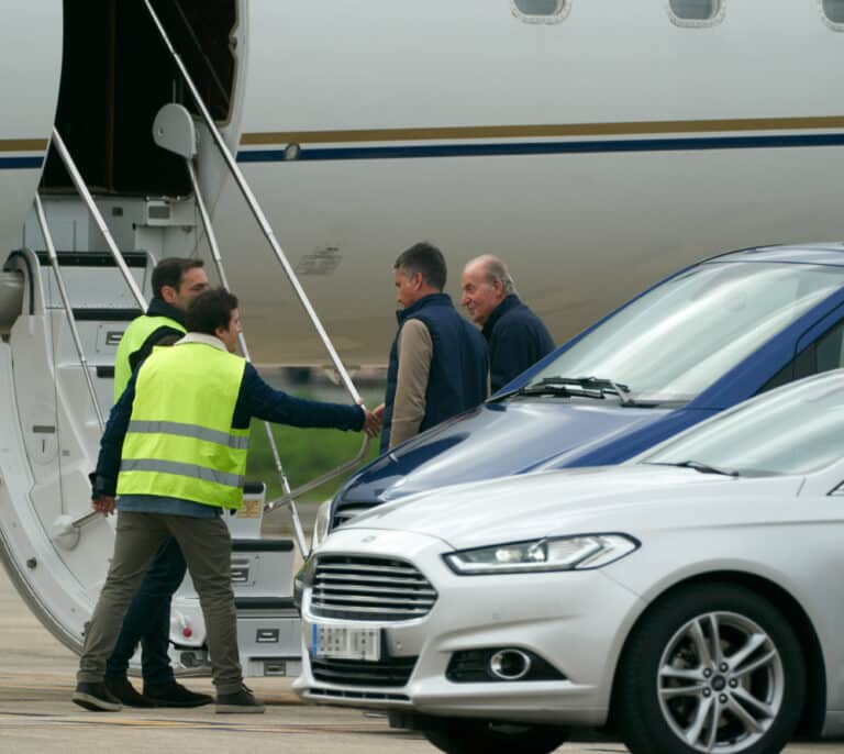 Don Juan Carlos abandona Vitoria tras su paso por una clínica privada