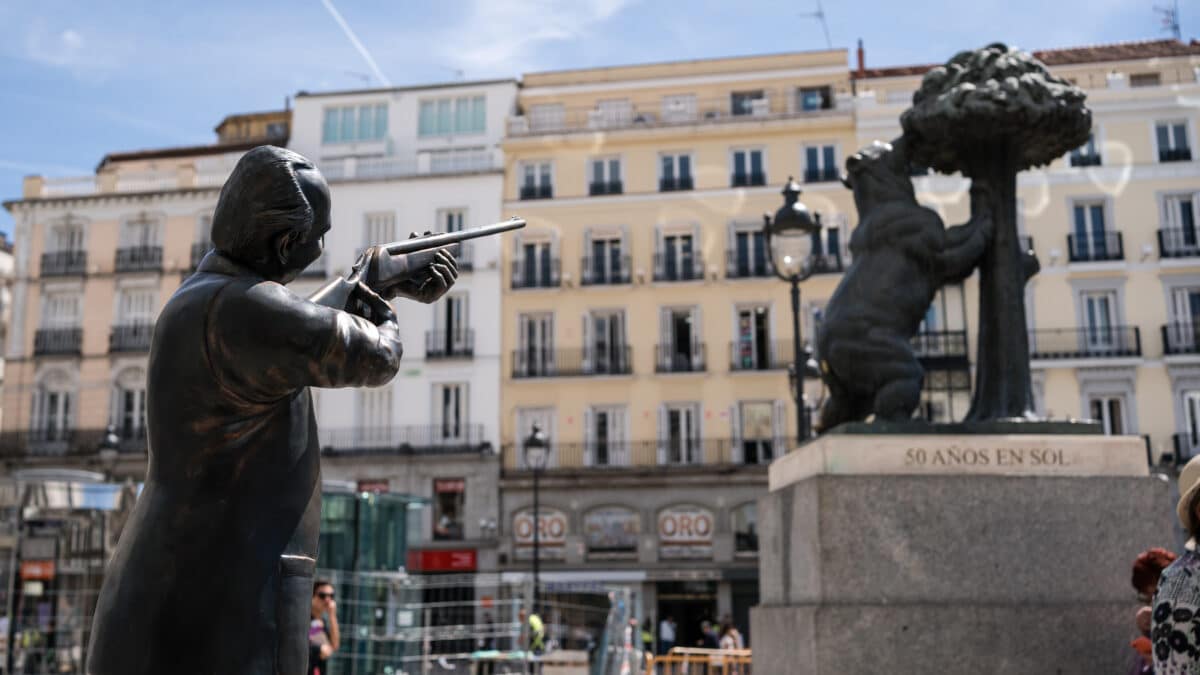 Colocan una estatua del rey emérito apuntando con un rifle al oso de la Puerta del Sol