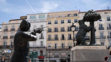 Colocan una estatua del rey emérito apuntando con un rifle al oso de la Puerta del Sol