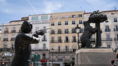 Colocan una estatua del rey emérito apuntando con un rifle al oso de la Puerta del Sol