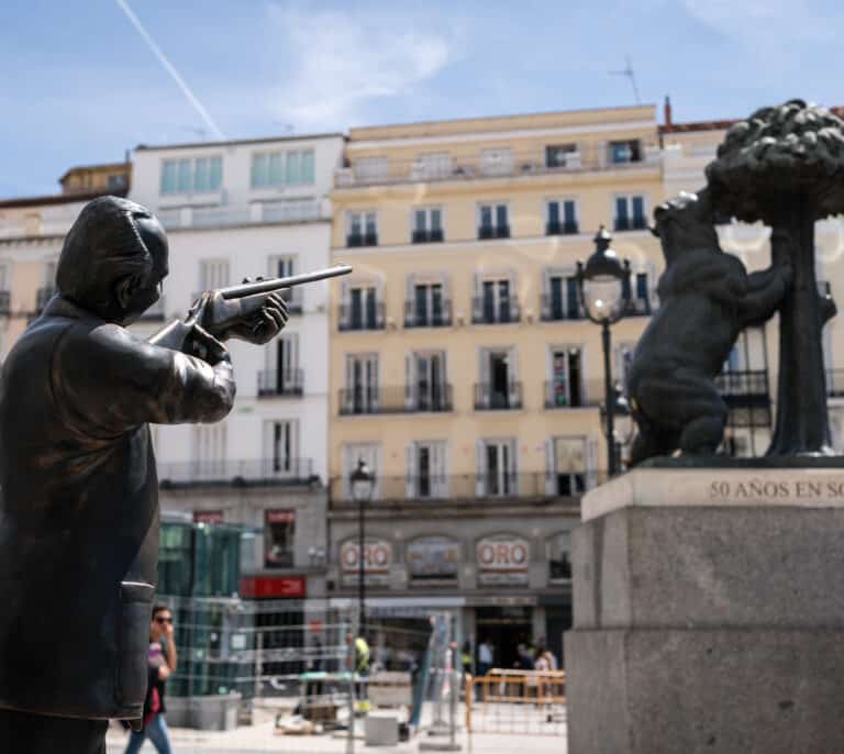Colocan una estatua del rey emérito apuntando con un rifle al oso de la Puerta del Sol