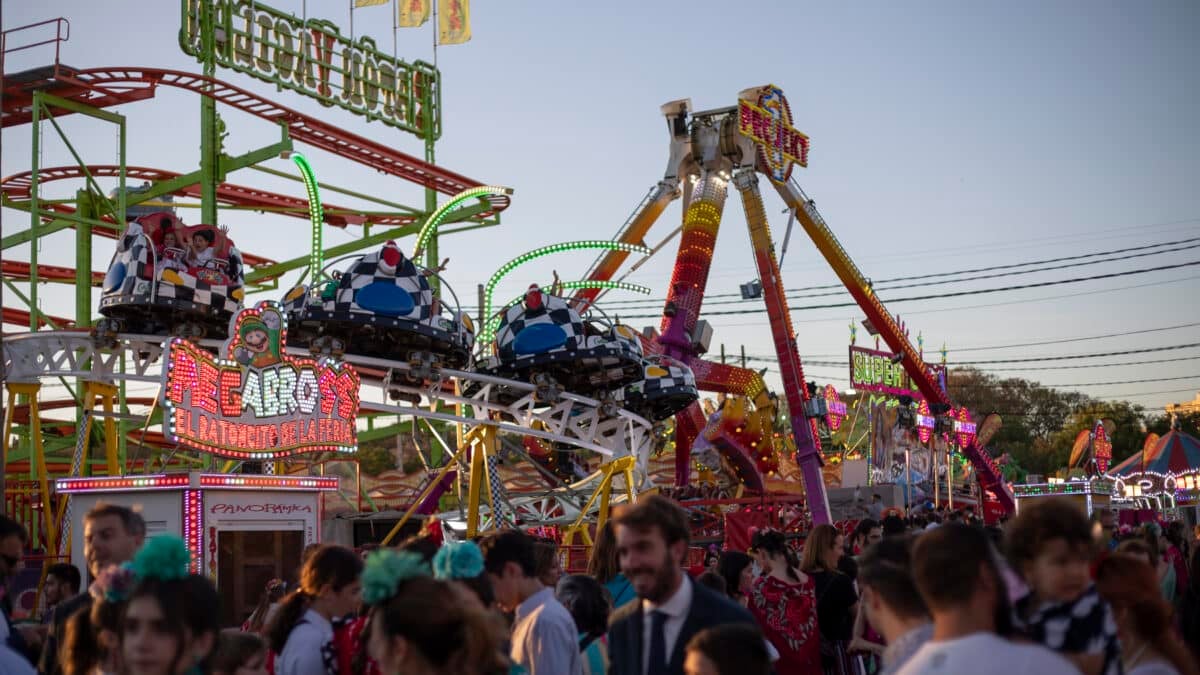 Atracciones de la Calle de Infierno, 'los cacharritos', en la feria.