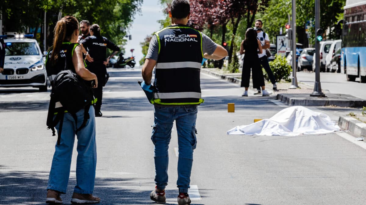 Agentes de la policía custodian el cuerpo de una de las víctimas fallecidas en un atropello en el Paseo de Extremadura