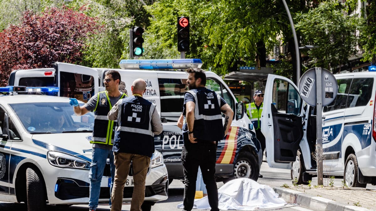 Agentes de la policía nacional custodian el cuerpo de una de las víctimas fallecidas del atropello en el Paseo de Extremadura, a 27 de abril de 2023, en Madrid, (España)