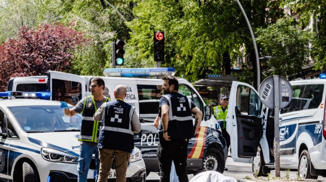 Agentes de la policía nacional custodian el cuerpo de una de las víctimas fallecidas del atropello en el Paseo de Extremadura, a 27 de abril de 2023, en Madrid, (España)