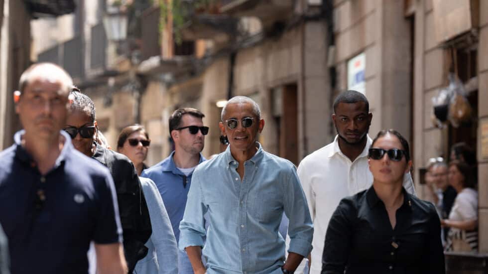 El ex presidente de Estados Unidos, Barack Obama (c) pasea por las calles de Barcelona