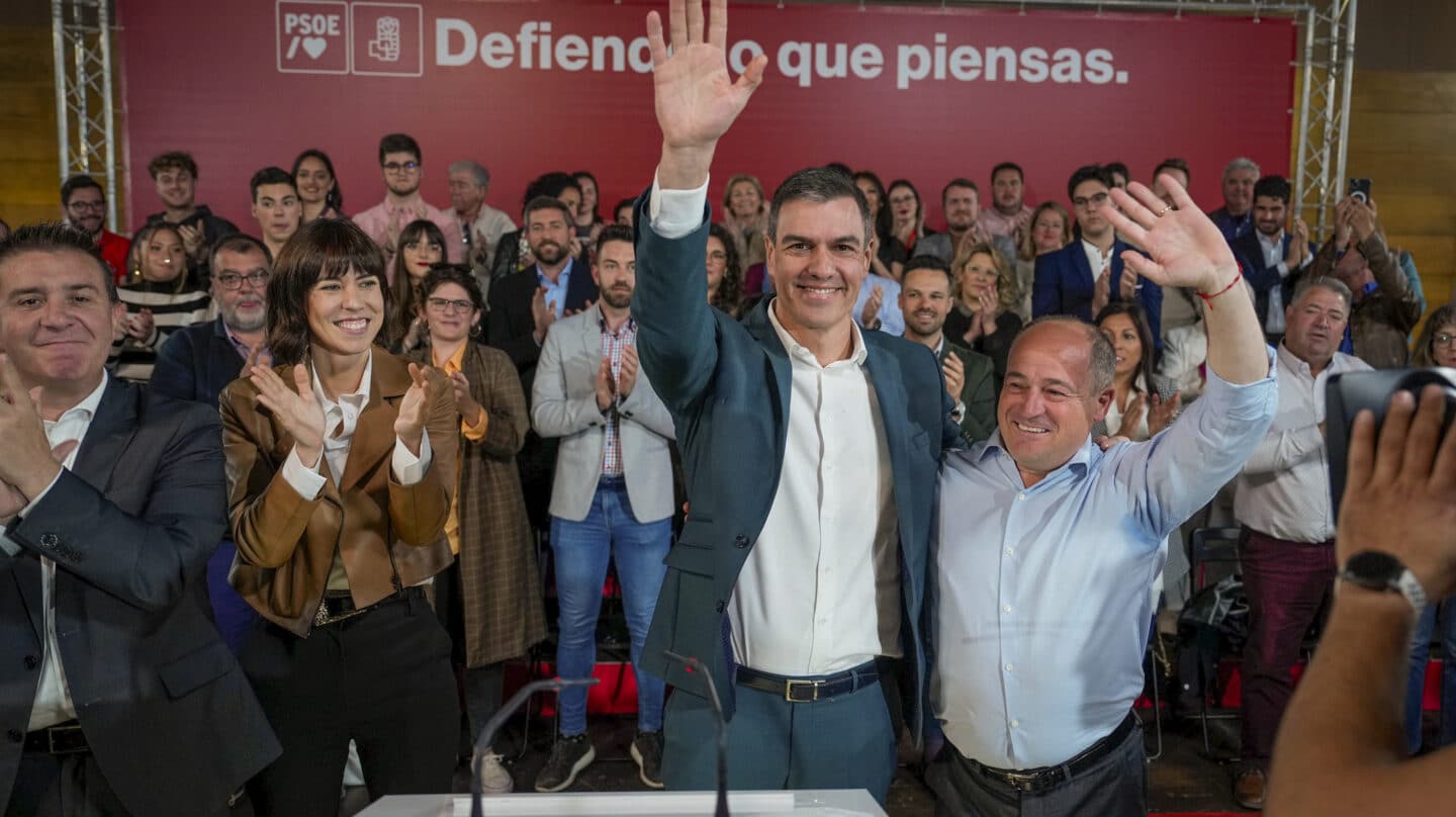 ALBACETE, 03/04/2023.- El secretario general del PSOE y presidente del Gobierno, Pedro Sánchez (c), junto al alcalde de Albacete, Emilio Sáez (d), durante su asistencia al acto en el que dio a conocer las propuestas programáticas de las elecciones municipales y autonómicas del 28 de mayo., este lunes en Albacete. EFE/ Manu