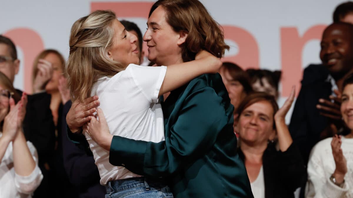 Yolanda Díaz y Ada Colau se abrazan en Barcelona.