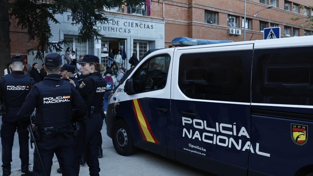 Agentes de la Policía Nacional junto a un furgón.