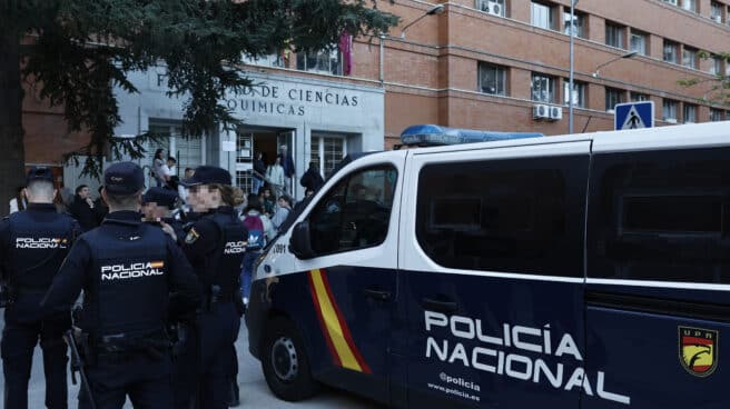 La Policía Nacional vigila el acceso al examen de las oposiciones a Policía Nacional celebradas en la Facultad de Biología en la Universidad Complutense de Madrid.