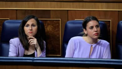 Irene Montero arremete contra el PSOE por su alianza con el PP, pero no rompe la coalición