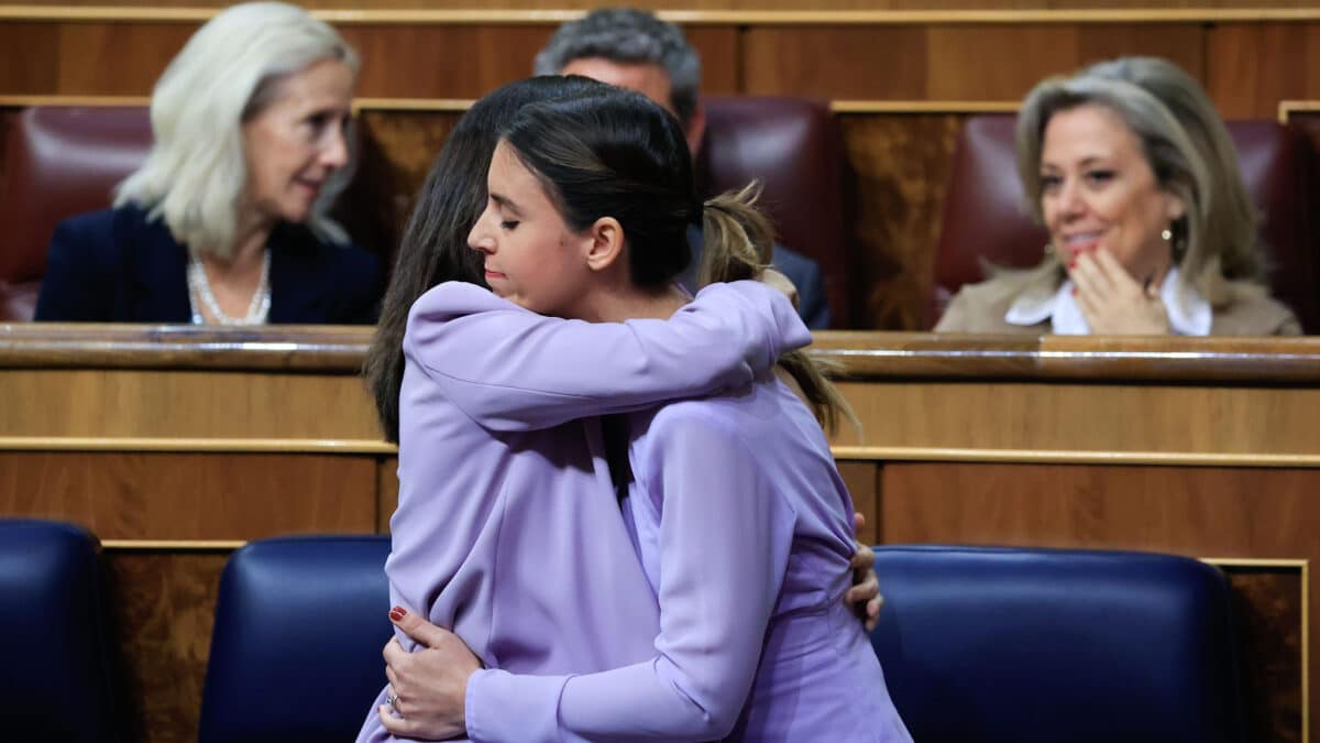 Belarra y Montero se abrazan en el Congreso.