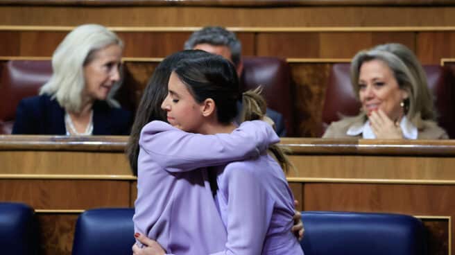 Belarra y Montero se abrazan en el Congreso.