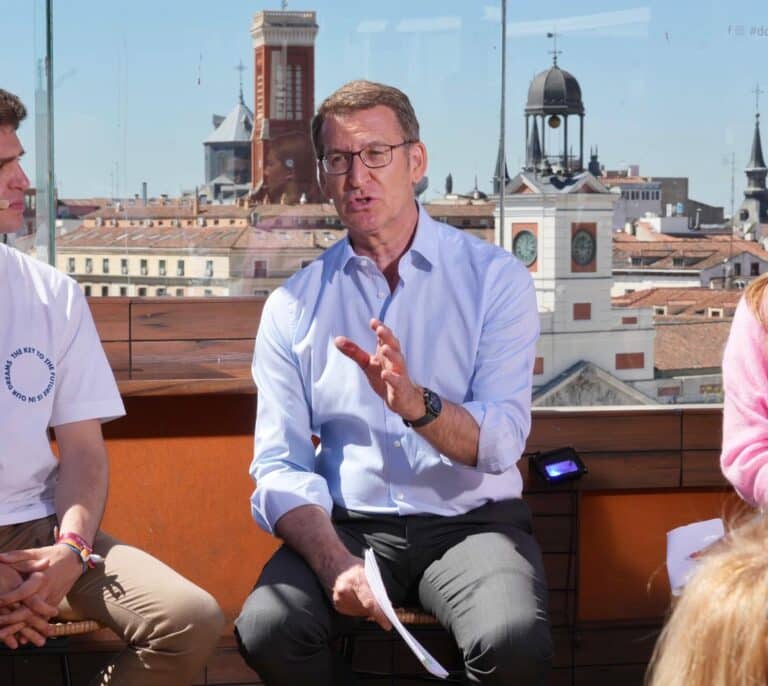 Feijóo propone 1.000 euros de ayuda a la emancipación y ceder suelo para abaratar el alquiler un  40 por ciento