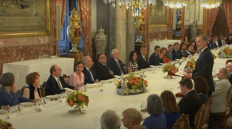 Frente al rey se sentaba la reina Letizia