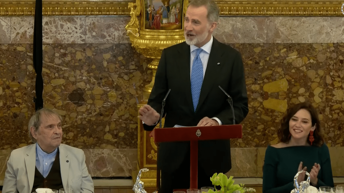 El rey Felipe se ríe por el pequeño error durante su discurso