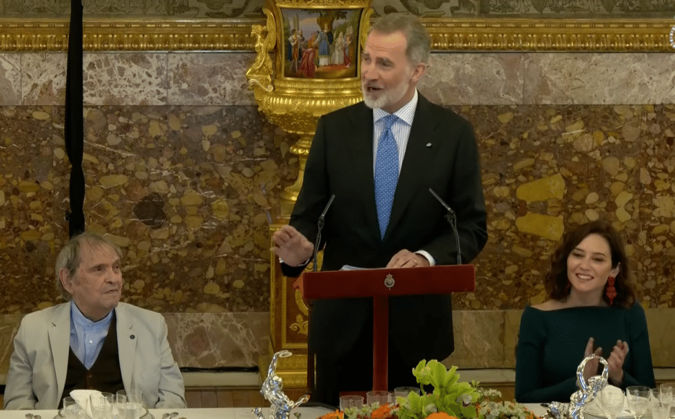 El rey Felipe se ríe por el pequeño error durante su discurso