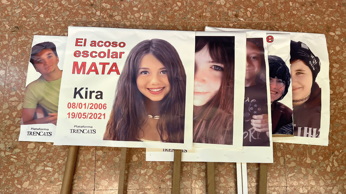 Carteles de la manifestación contra el acoso escolar en Barcelona el 29 de abril. Kira, en primer plano