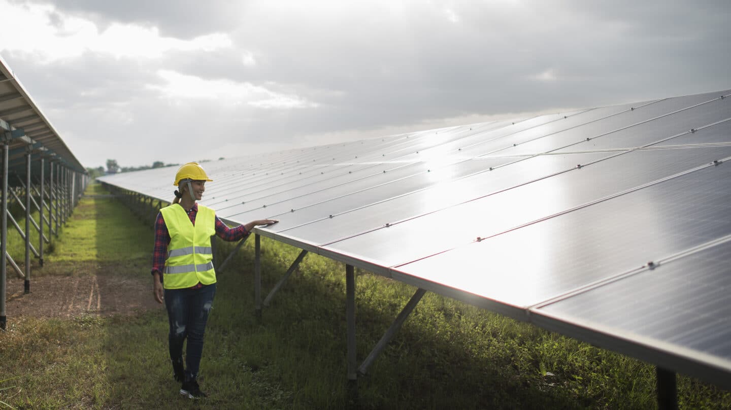 La paradoja de las plantas fotovoltaicas: en récord de generación pero limitadas por las olas de calor