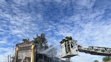 El fuego devora un camión cargado de coches en Getafe (Madrid)