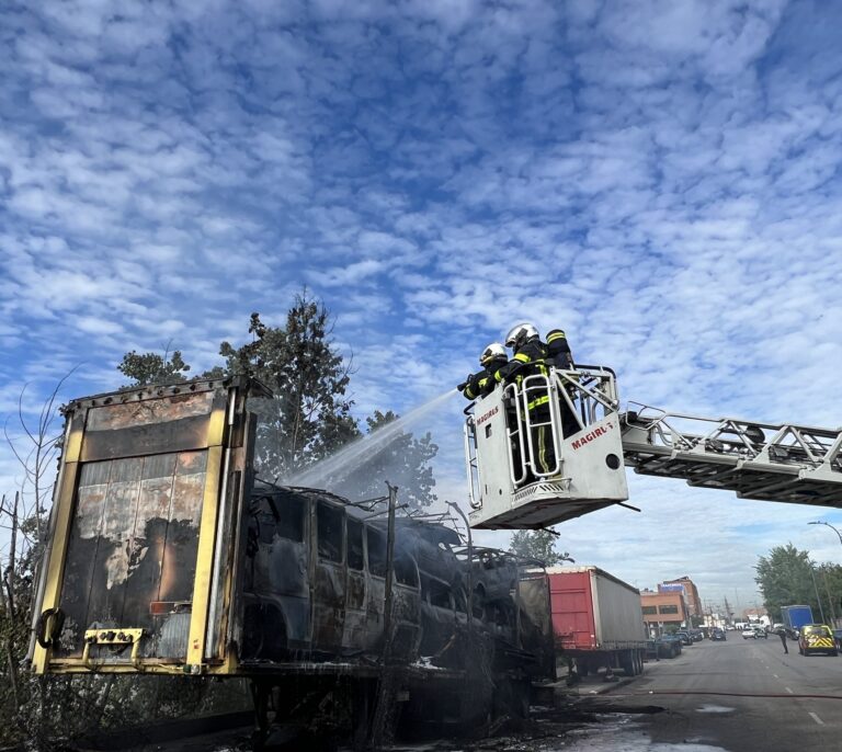 El fuego devora un camión cargado de coches en Getafe (Madrid)