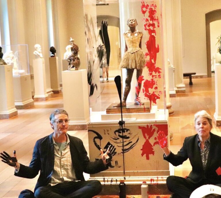 Activistas climáticos pintan el pedestal de la bailarina de Degas en la Galería Nacional de Arte de Washington