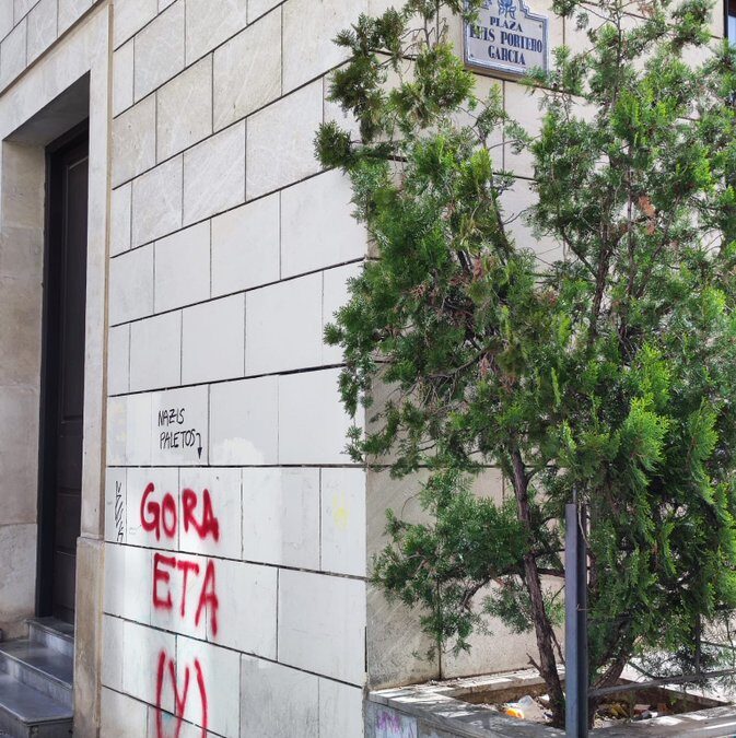 Pintada de enaltecimiento a ETA en una fachada en Granada.