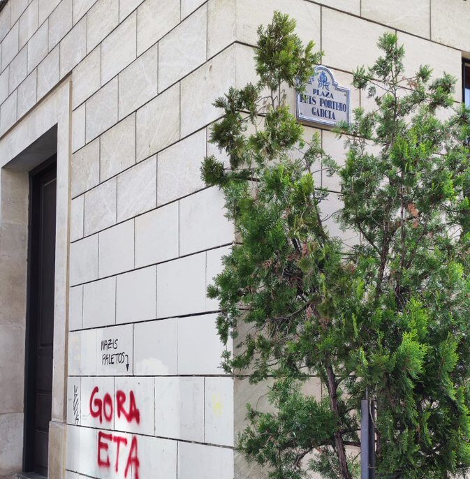Pintan 'Gora ETA' en una plaza de Granada dedicada a una víctima de la banda terrorista