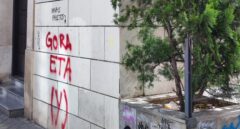 Pintan 'Gora ETA' en una plaza de Granada dedicada a una víctima de la banda terrorista