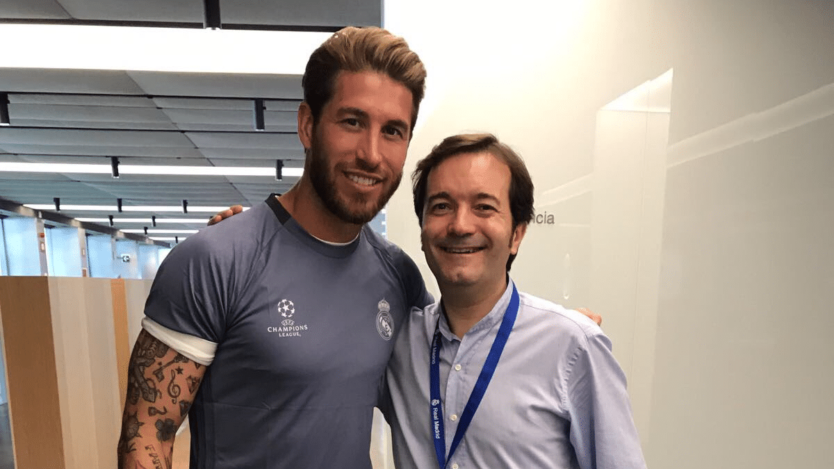 El periodista de COPE Guillermo Valadés junto al futbolista Sergio Ramos