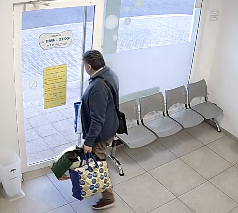 Un hombre se salva por segundos de una explosión en una lavandería de A Coruña