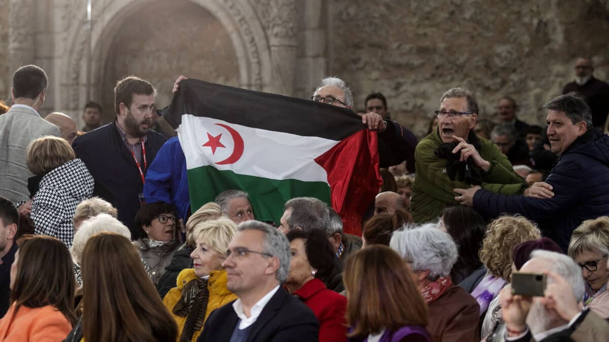 Un hombre saca una bandera del Sahara en un acto de campaña en el que participa el presidente del Gobierno, Pedro Sánchez, en el Monasterio de San Juan
