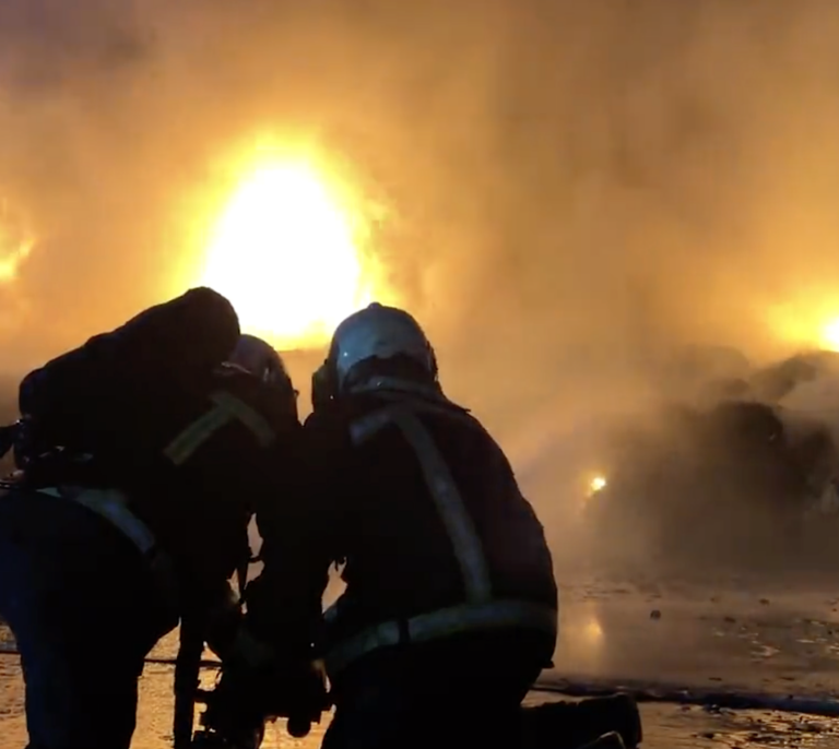 Se incendia una planta de residuos en Colmenar Viejo