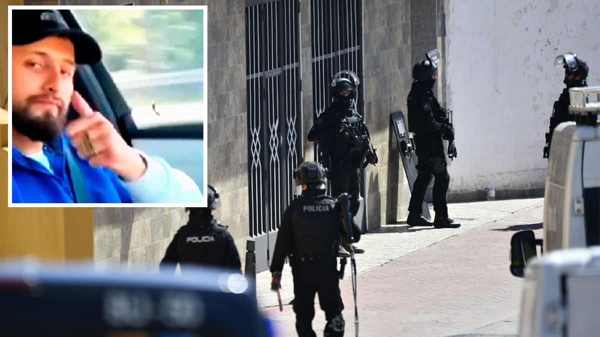 Karim 'Tayena', a la izquierda, con una imagen de una intervención policial en el barrio de El Príncipe, en Ceuta. (redes / EP).