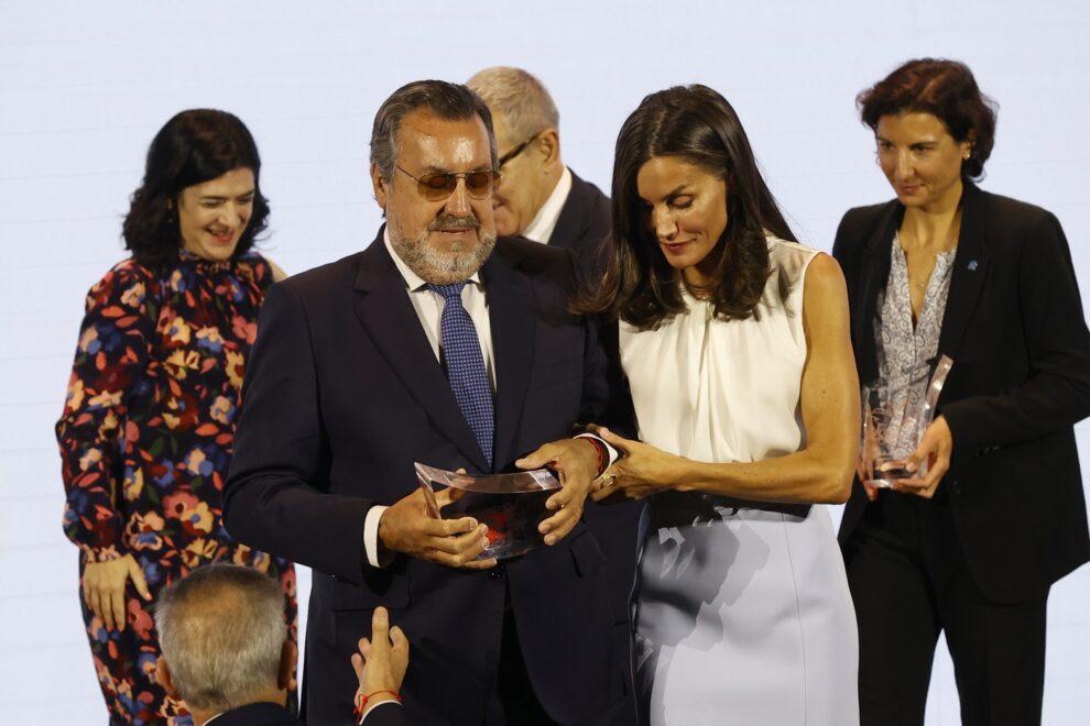 La reina Letizia se mostró muy atenta con Miguel Carballeda, presidente de la Fundación ONCE, tras recoger el galardón que le otorgaron