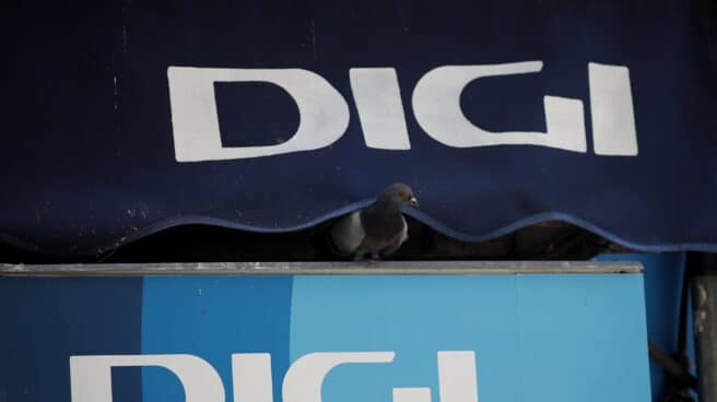 El logotipo de Digi Mobil en el exterior de una tienda.