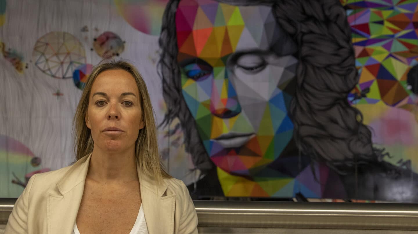 Lucía Sánchez, hija de Paco de Lucía junto a un grafiti con el retrato de su padre.