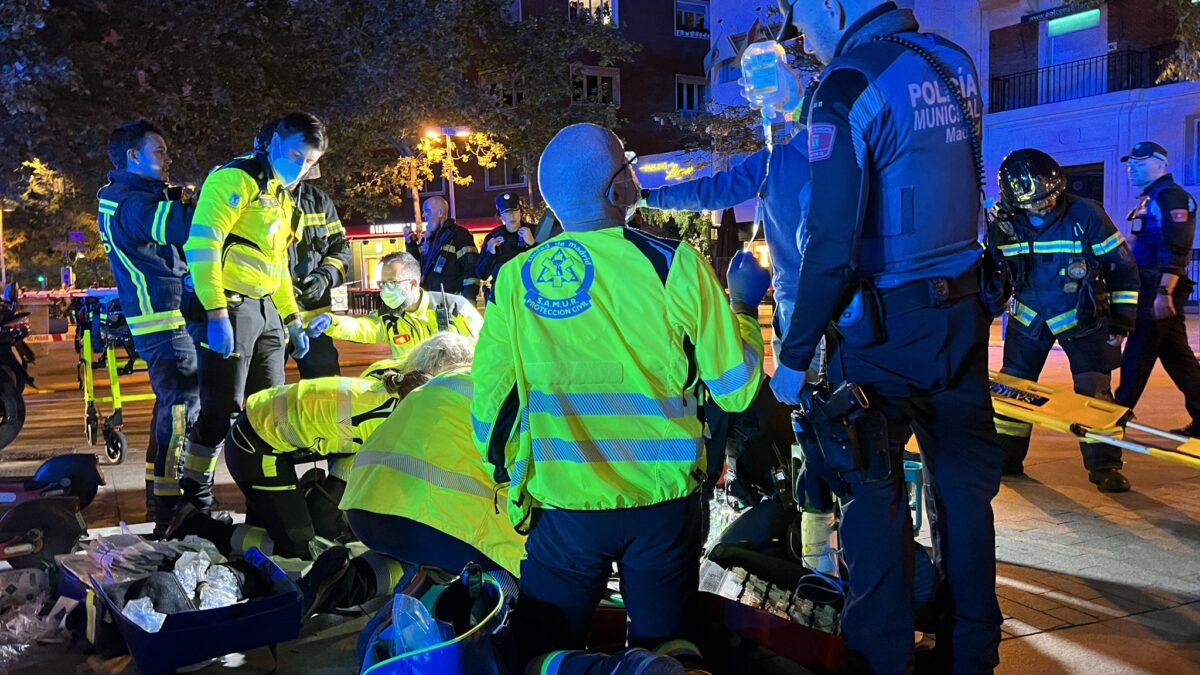 Sanitarios atienden a heridos tras el incendio en un restaurante de Manuel Becerra (Madrid).