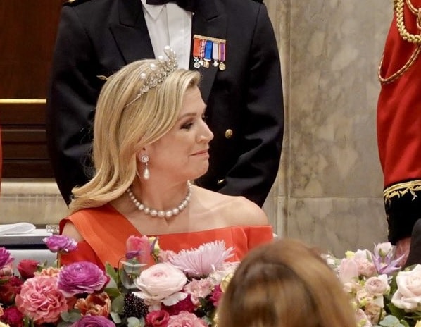 La reina Máxima de Holanda con las impresionantes joyas de perlas que llevaba en la cena de estado con Emmanuel Macron