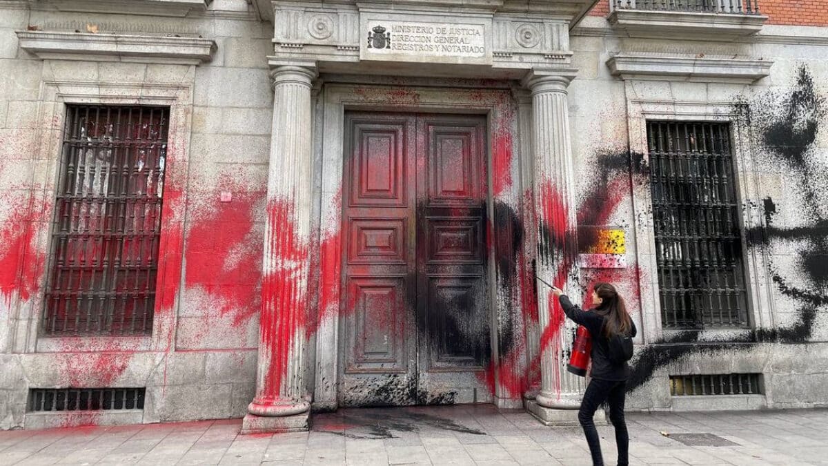 Dos militantes de Futuro Vegetal han teñido la fachada del edificio del Ministerio de Justicia de rojo y negro usando extintores