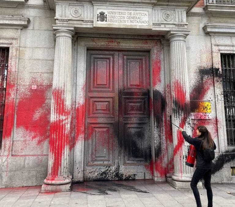 Activistas de Futuro Vegetal llenan de pintura el Ministerio de Justicia protestan por las subvenciones a la ganadería