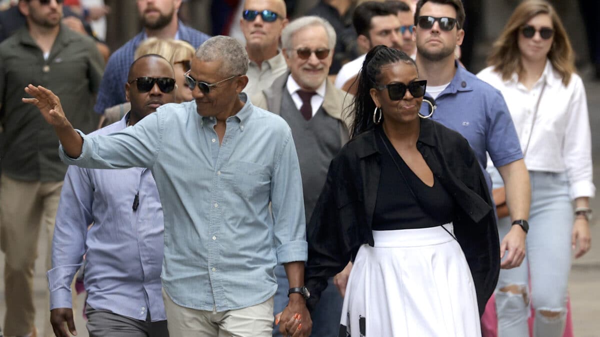 El expresidente norteamericano Barack Obama y su mujer Michelle acompañados de Steven Spielberg y su esposa Kate Capshaw (detrás) salen del MOCO Museum de Barcelona