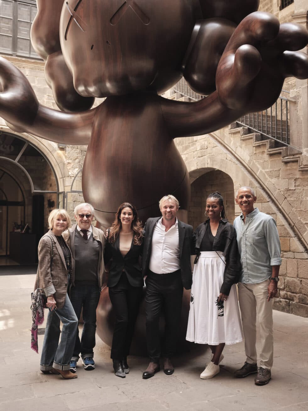 El expresidente estadounidense Barack Obama (d), la exprimera dama Michelle Obama, el cineasta Steven Spielberg (2i) y su mujer, la actriz Kate Capshaw (i) posan durante una visita privada al Museo MoCo de Barcelona, ciudad que visitan con motivo del concierto de Bruce Springsteen.