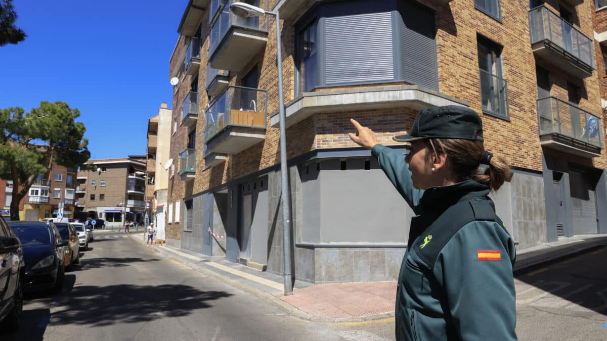 Ana Martín, portavoz de la Guardia Civil, habla con los medios tras la detención ayer de cinco personas durante el desalojo del edificio de viviendas okupado de la localidad madrileña de Majadahonda