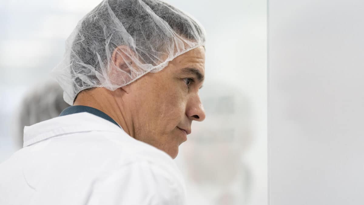 Pedro Sánchez, este martes durante su visita a los laboratorios de Hipra.