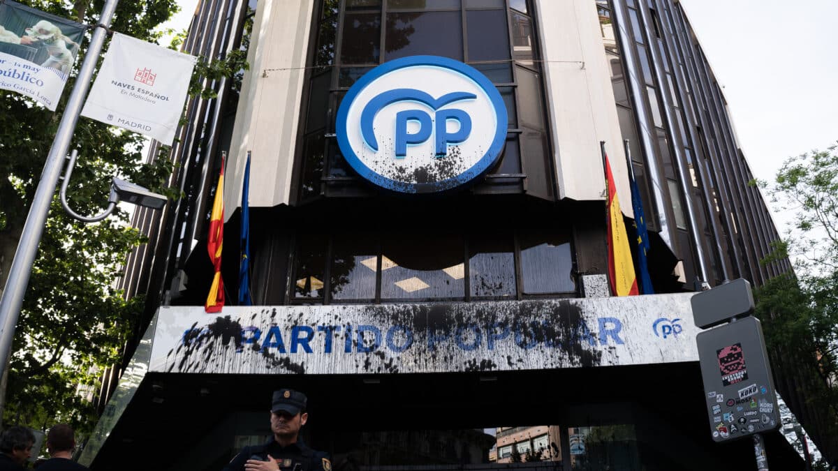 Futuro Vegetal ataca con pintura negra las sedes del PSOE y el Partido Popular en Madrid