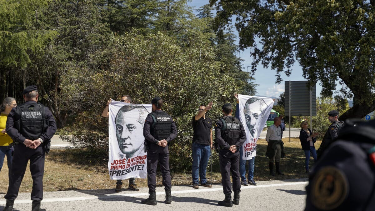 Varias personas se han concentrado a la salida de los restos del fundador de la Falange, José Antonio Primo de Rivera