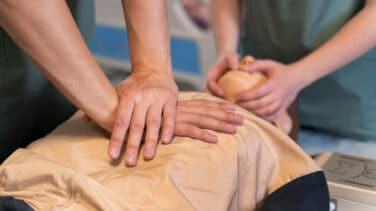 Cómo hacer paso a paso una reanimación cardiopulmonar, los primeros auxilios que salvan vidas